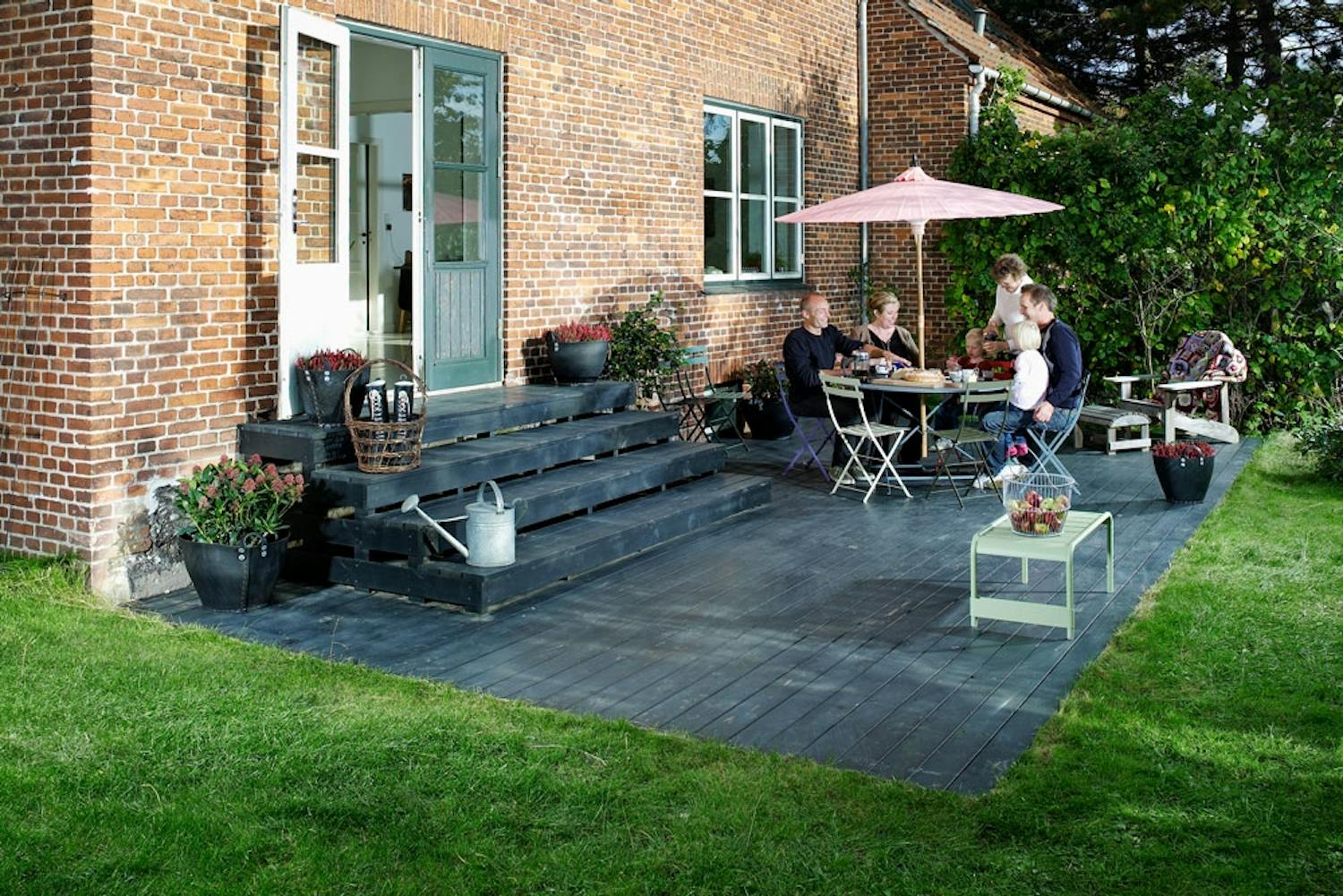 Terassi nurmikon tasolle